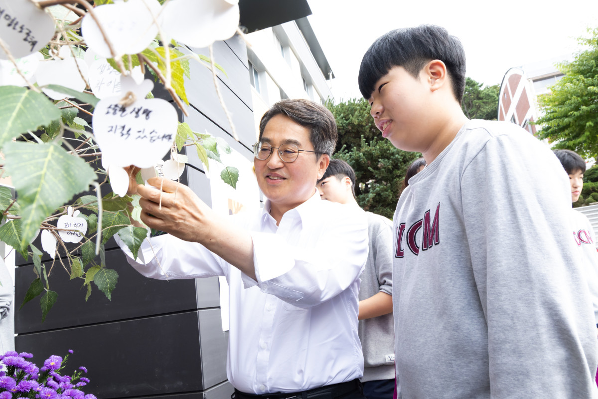 ▲김동연 경기도지사가 16일 동두천중학교를 찾아 노점 할머니께 비상금을 건넨 ‘선행의 주인공’ 옥현일 군에게 직접 표창장을 수여했다. (경기도)
