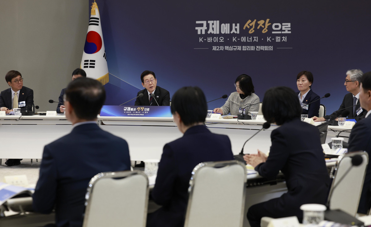 ▲이재명 대통령이 16일 용산 대통령실에서 제2차 핵심규제 합리화 전략회의를 주재하고 있다. (연합뉴스)