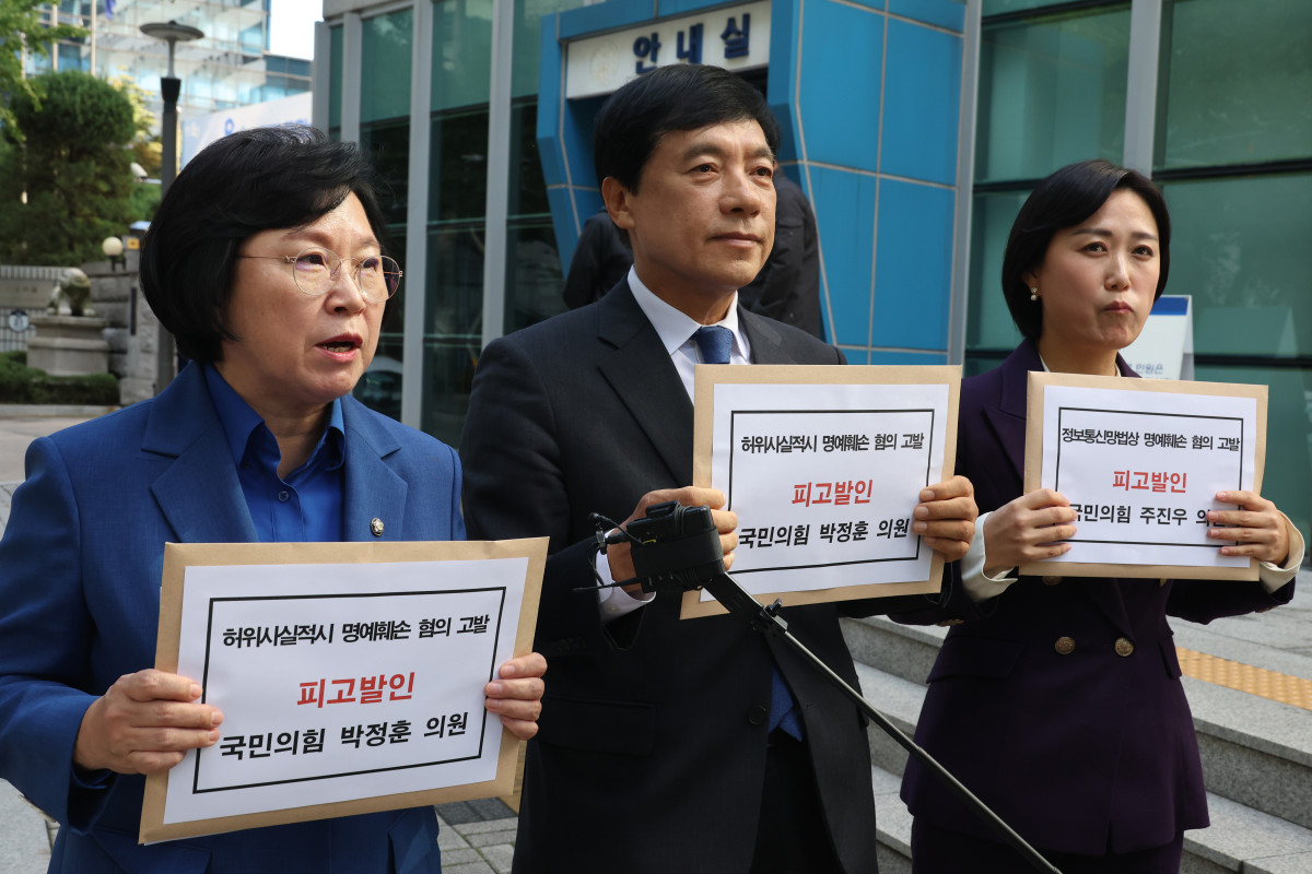 ▲더불어민주당 이성윤(가운데) 법률위원장·김현(왼쪽) 국회 과학기술정보방송통신위원회(과방위) 더불어민주당 간사와 백승아 더불어민주당 의원이 16일 오전 서울 종로구 서울경찰청 민원봉사실 앞에서 욕설 및 김현지 대통령실 부속실장의 김일성 추종 세력으로 알려진 경기동부연합과의 연계 의혹 주장 등 허위사실적시 명예훼손 혐의로 박정훈 국민의힘 의원을, 주진우 국민의힘 의원을 정보통신망법상 명예훼손 혐의로 각각 고발하는 고발장 접수에 앞서 기자회견을 하고 있다. (사진=뉴시스)