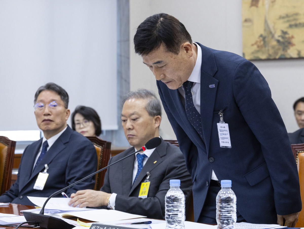▲허성우 한국교육시설안전원 이사장이 16일 국회 교육위원회에서 열린 2025년도 교육부 산하 기관에 대한 국정감사에서 교육시설안전원 기획조정실이 야당 교육위 의원실에만 국정감사 질의 요청 문서를 돌린 것에 대해 사과하고 있다.  (연합뉴스)