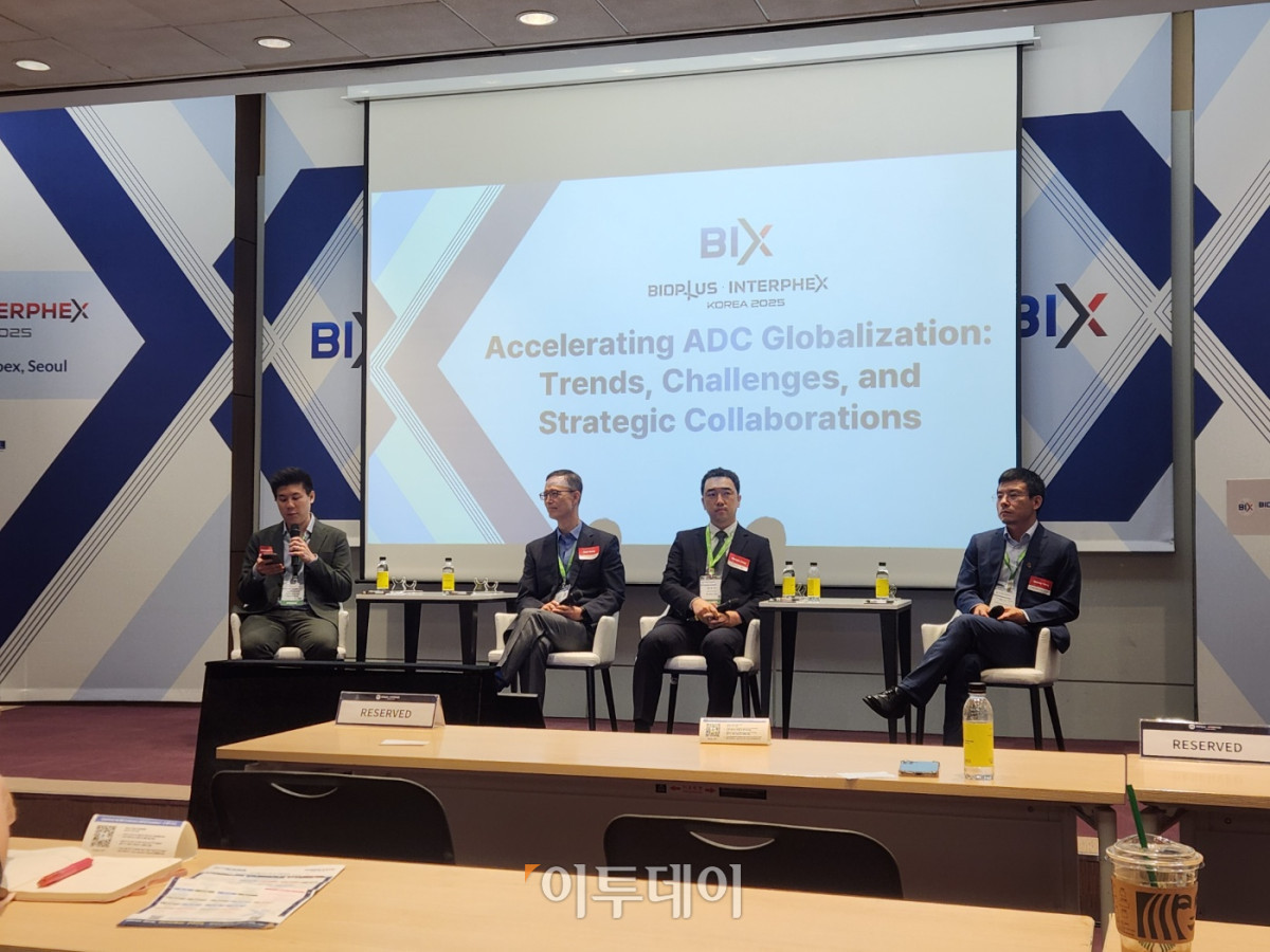 ▲왼쪽부터 스펜서 치앙 에이시알오바이오시스템즈 수석 프로덕트 매니저, 폴송 진퀀텀 헬스케어 최고과학책임자(CSO), 정진원 에이비엘바이오 상무, 베니 양 바이오사이토젠 CSO가 토론하고 있다. (이상민 기자 imfactor@)