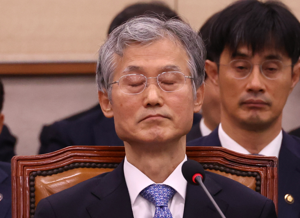 ▲조희대 대법원장이 13일 서울 여의도 국회에서 열린 법제사법위원회 국정감사에서 의원 질의를 듣고 있다. 추미애 법사위원장은 조희대 대법원장을 관례대로 인사말 후 이석시키지 않고 참고인 신분으로 질의응답을 진행했다.  (고이란 기자 photoeran@)