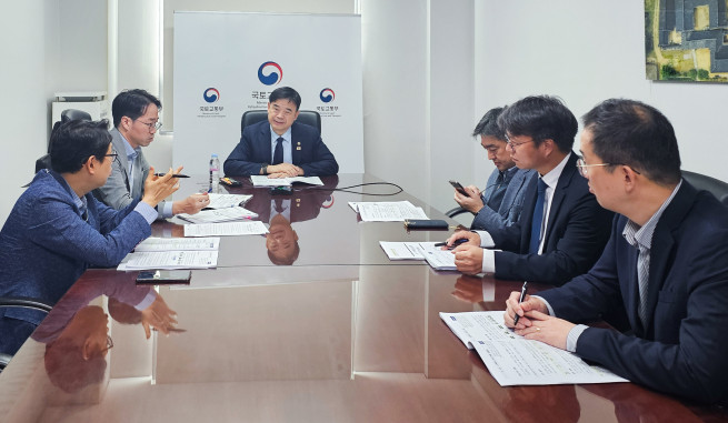 ▲이상경 국토교통부 제1차관이 16일 정부세종청사 국토부 회의실에서 열린 9·7 주택공급 확대방안 이행 점검 TF 첫 회의를 주재하고 있다. (사진제공=국토교통부)