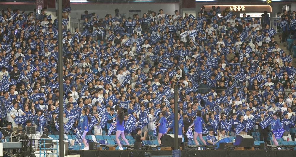 ▲14일 대구 삼성라이온즈파크에서 열린 2025 프로야구 KBO리그 포스트시즌 준플레이오프 4차전 SSG 랜더스와 삼성 라이온즈의 경기가 관중으로 가득 차 있다.  (연합뉴스)
