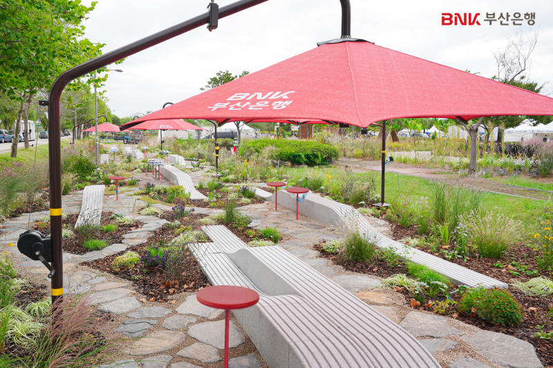 ▲삼락생태공원에 조성돤 부산은행 기업정원 (사진제공=BNK부산은행 )