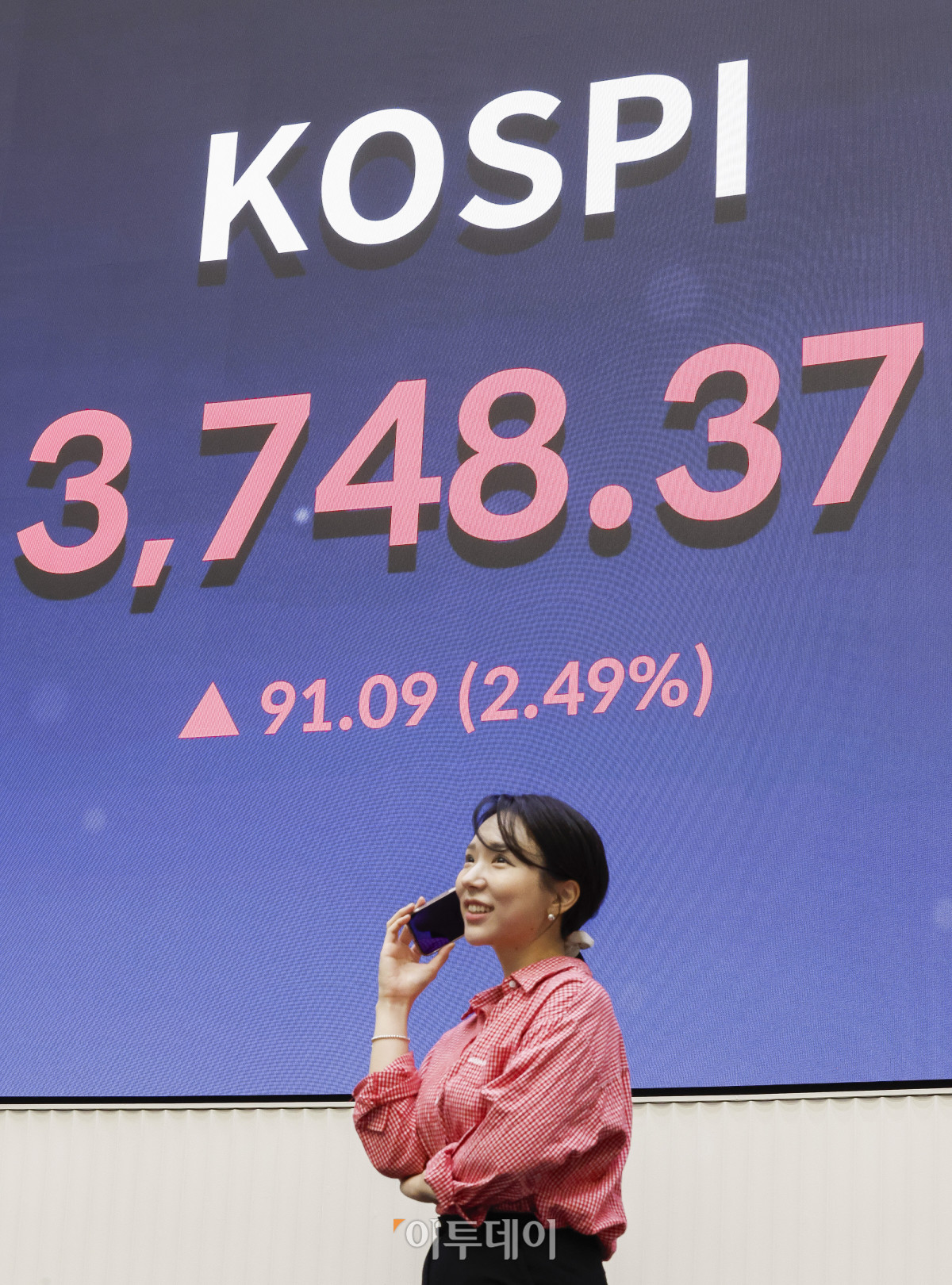 ▲코스피가 3740선으로 상승 마감하며 종가 기준 사상 최고치를 경신한 16일 서울 영등포구 KRX 한국거래소 서울사무소 전광판에 코스피가 표시돼 있다. 이날 코스피 지수는 전 거래일보다 91.09(2.49%) 포인트 상승한 3748.37을 나타냈다. 조현호 기자 hyunho@