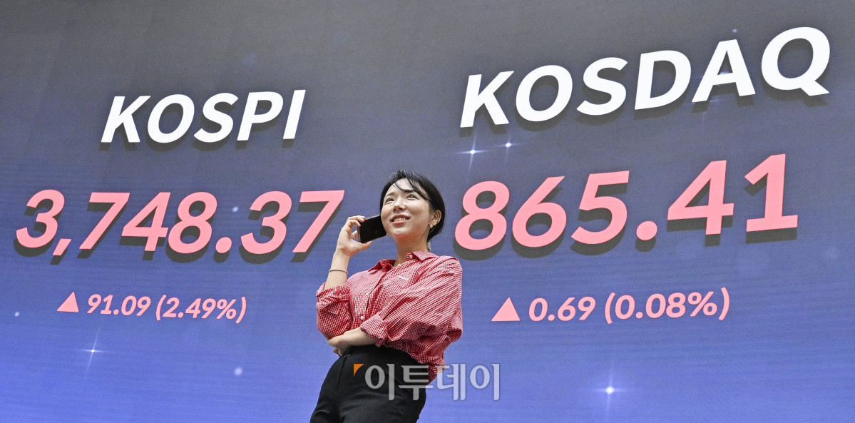 ▲코스피가 3740선으로 상승 마감하며 종가 기준 사상 최고치를 경신한 16일 서울 영등포구 KRX 한국거래소 서울사무소 전광판에 코스피·코스닥이 표시돼 있다. 이날 코스피 코스피 지수는 3740선으로 상승 마감하며 종가 기준 사상 최고치를 경신했다. 코스피 지수는 전 거래일보다 91.09(2.49%) 포인트 상승한 3748.37을 코스닥 지수는 0.69(0.08%) 포인트 상승한 865.41을 나타냈다. 조현호 기자 hyunho@
