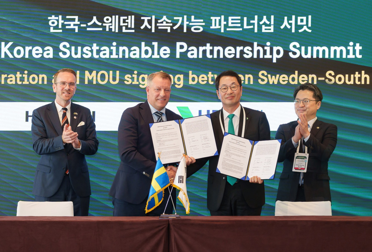 ▲HD현대일렉트릭은 16일 그랜드 하얏트 서울에서 열린 ‘한국-스웨덴 지속 가능 파트너십 서밋’에서 히타치에너지와 HVDC 기술에 대한 전략적 협력 MOU를 체결했다. (왼쪽 두 번째 니클라스 페르손 히타치에너지 전력솔루션사업부 최고경영자(CEO), 왼쪽 세 번째 김영기 HD현대일렉트릭 사장) (HD현대일렉트릭)