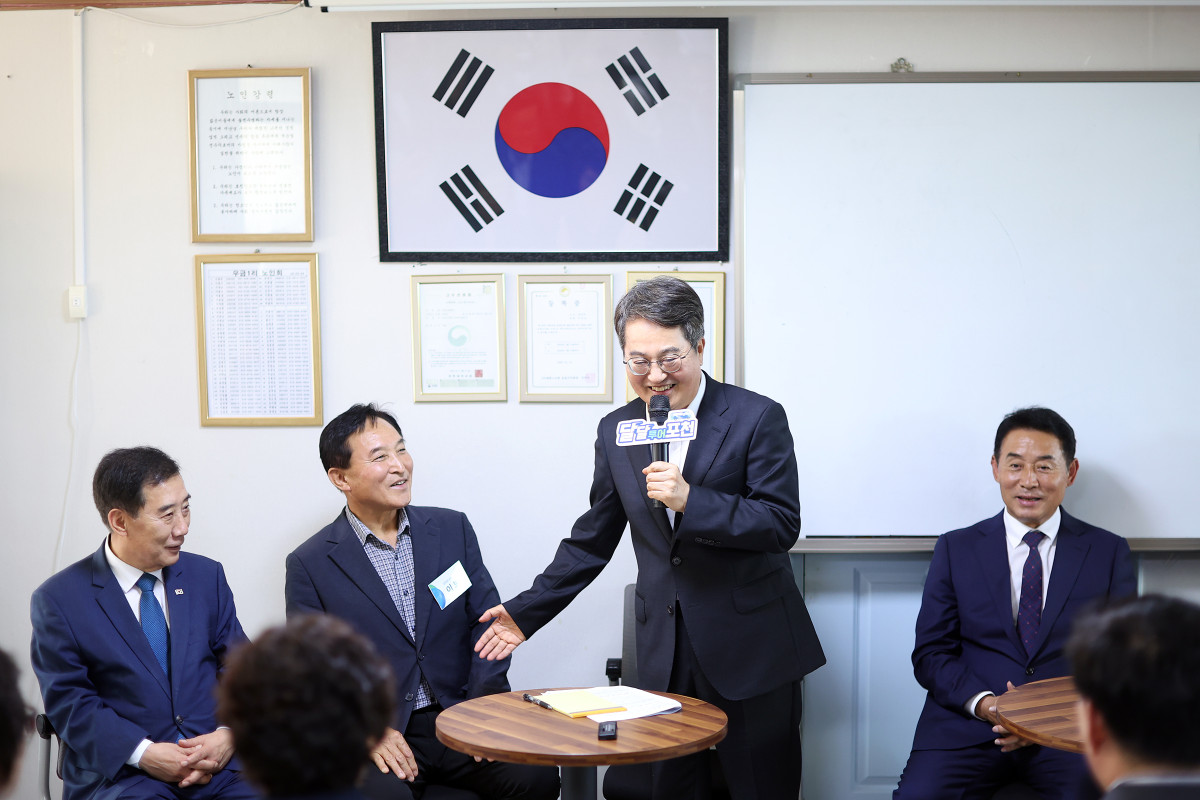 ▲김동연 경기도지사가 16일 포천시 마치미 마을을 방문해 관계자들과 공식 행사에 참석해 마이크를 들고 발언하고 있다. (경기도)