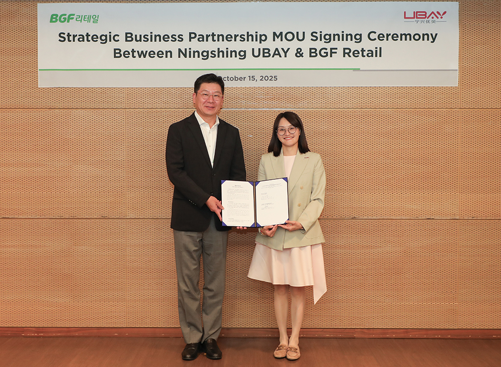 ▲15일 서울 강남구 BGF 선릉사옥에서 민승배 BGF리테일 대표이사(왼쪽)와 스천자 닝싱 유베이 CEO(오른쪽)가 업무협약식을 진행하고 있다. (사진제공=BGF리테일)