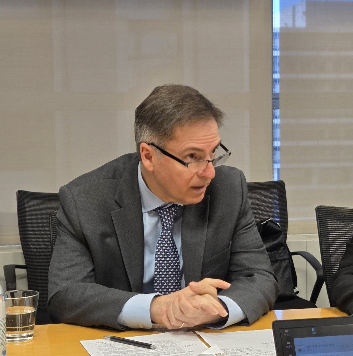 ▲카를로스 펠리페 하라밀로 세계은행(WB) 동아시아·태평양(EAP) 지역 부총재가 15일(현지시간) 미국 워싱턴 D.C.의 세계은행 사무실에서 가진 기획재정부 기자단과의 인터뷰에서 발언하고 있다. (기획재정부 기자단)