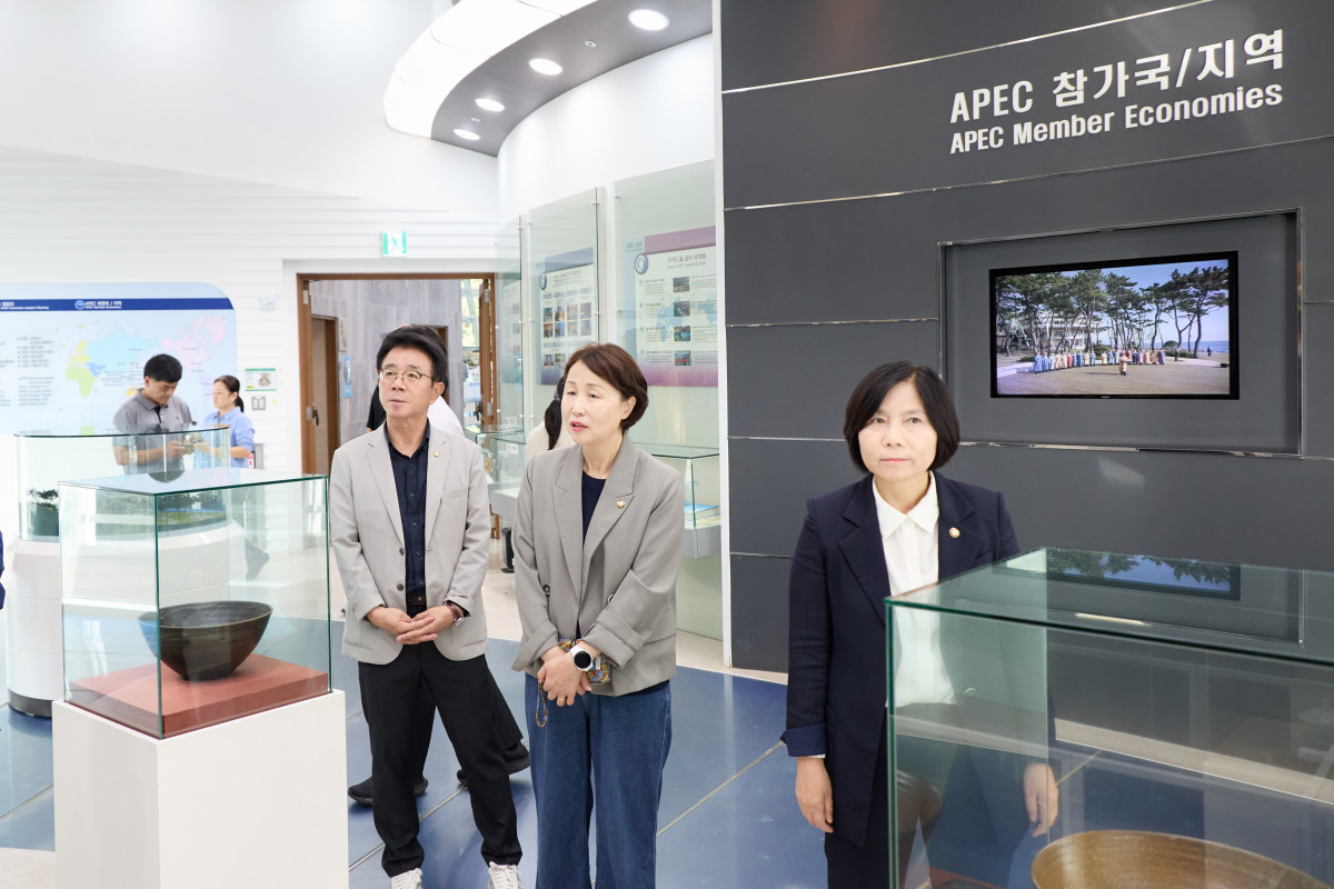 ▲왼쪽부터 김윤선 도시건설위원장, 유진선 의장, 신현녀 경제환경위원장이 누리마루 에이펙(APEC) 하우스 전시장을 둘러보고 있다. (용인특례시의회)