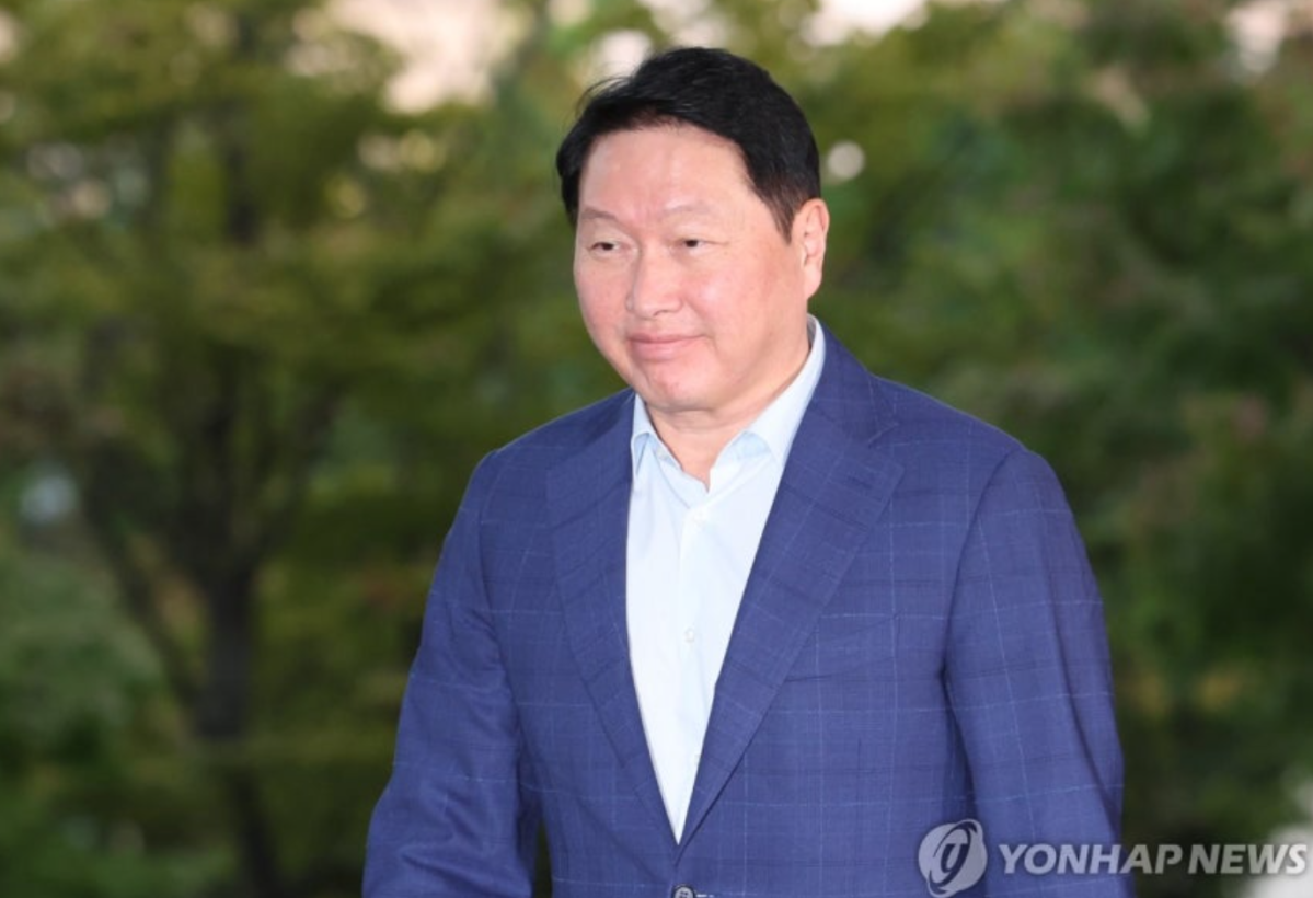 ▲최태원 SK그룹 회장이 16일 오후 미국 출장을 위해 서울 김포비즈니스항공센터를 통해 출국하고 있다. (연합뉴스)