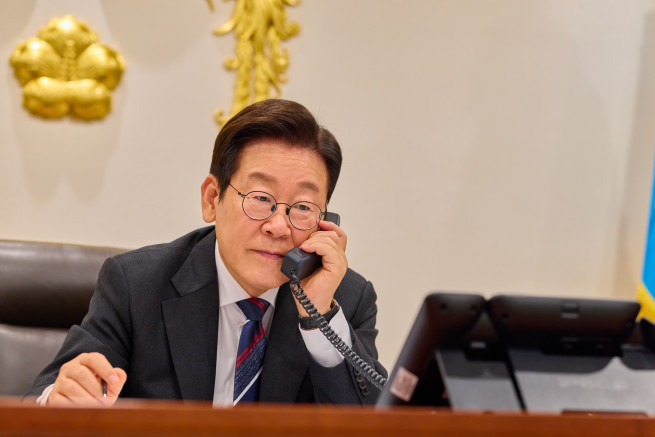 ▲<YONHAP PHOTO-5767> 이재명 대통령, 아누틴 태국 총리와 첫 통화    (서울=연합뉴스) 이재명 대통령이 16일 용산 대통령실에서 아누틴 찬위라꾼 태국 총리와 취임 후 첫 통화를 하고 있다. 2025.10.16 [대통령실 제공. 재판매 및 DB 금지]    photo@yna.co.kr/2025-10-16 19:32:01/<저작권자 ⓒ 1980-2025 ㈜연합뉴스. 무단 전재 재배포 금지, AI 학습 및 활용 금지> (연합뉴스)