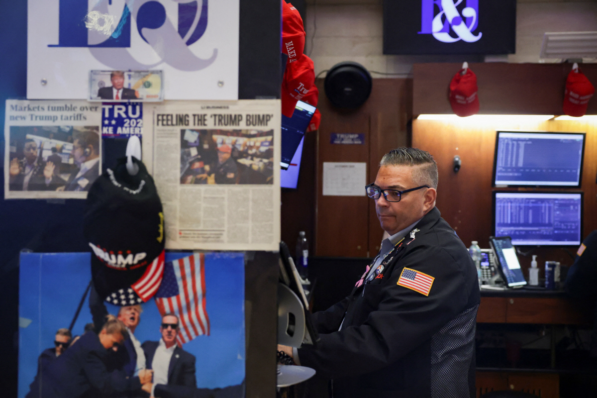 ▲뉴욕증권거래소(NYSE)에서 16일(현지시간) 트레이더가 주가를 살피고 있다. 뉴욕/로이터연합뉴스