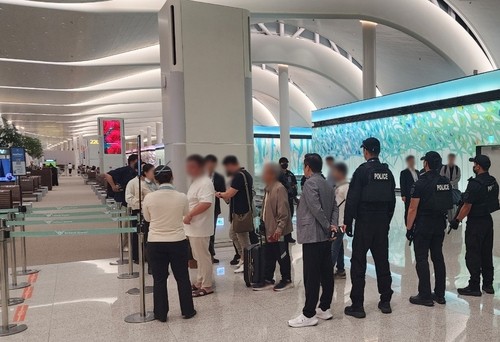 ▲인천국제공항에서 캄보디아행 항공기에 탑승하려던 20대 남성이 출국 목적도 제대로 답변하지 못하자 경찰이 입건 전 조사(내사)에 착수했다.    16일 인천공항경찰단에 따르면 경찰은 이날 오후 6시 30분께 인천공항 제2여객터미널 탑승 게이트 앞에서 캄보디아행 항공기에 탑승하려고 한 20대 A씨의 출국을 제지했다.  (사진제공=인천경찰청)