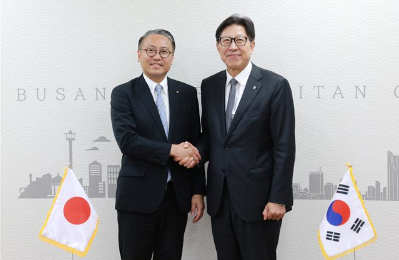 ▲나가사키현 오이시겐코 지사와 박형준 부산시장이 기념촬영을 하고 있다.  (사)