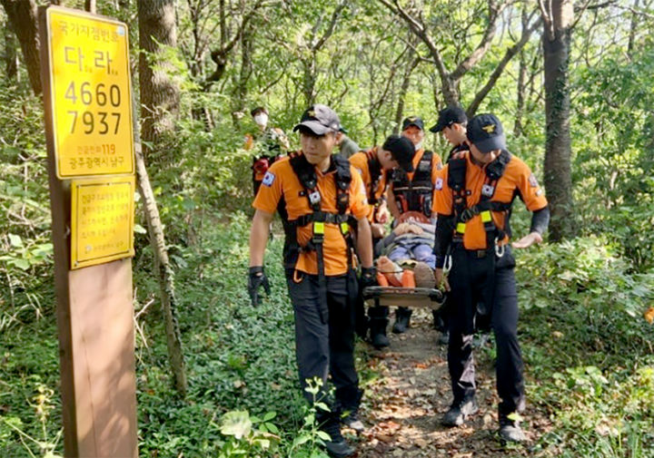▲산악사고를 구조하고 있는 광주소방. (사진제공=광주시소방안전본부)