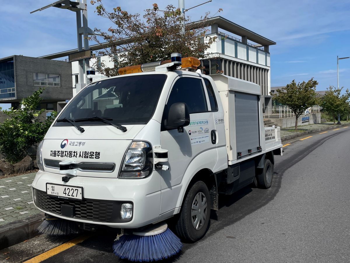 ▲제주에서 운행되는 자율주행 청소차. (사진제공=제주도)