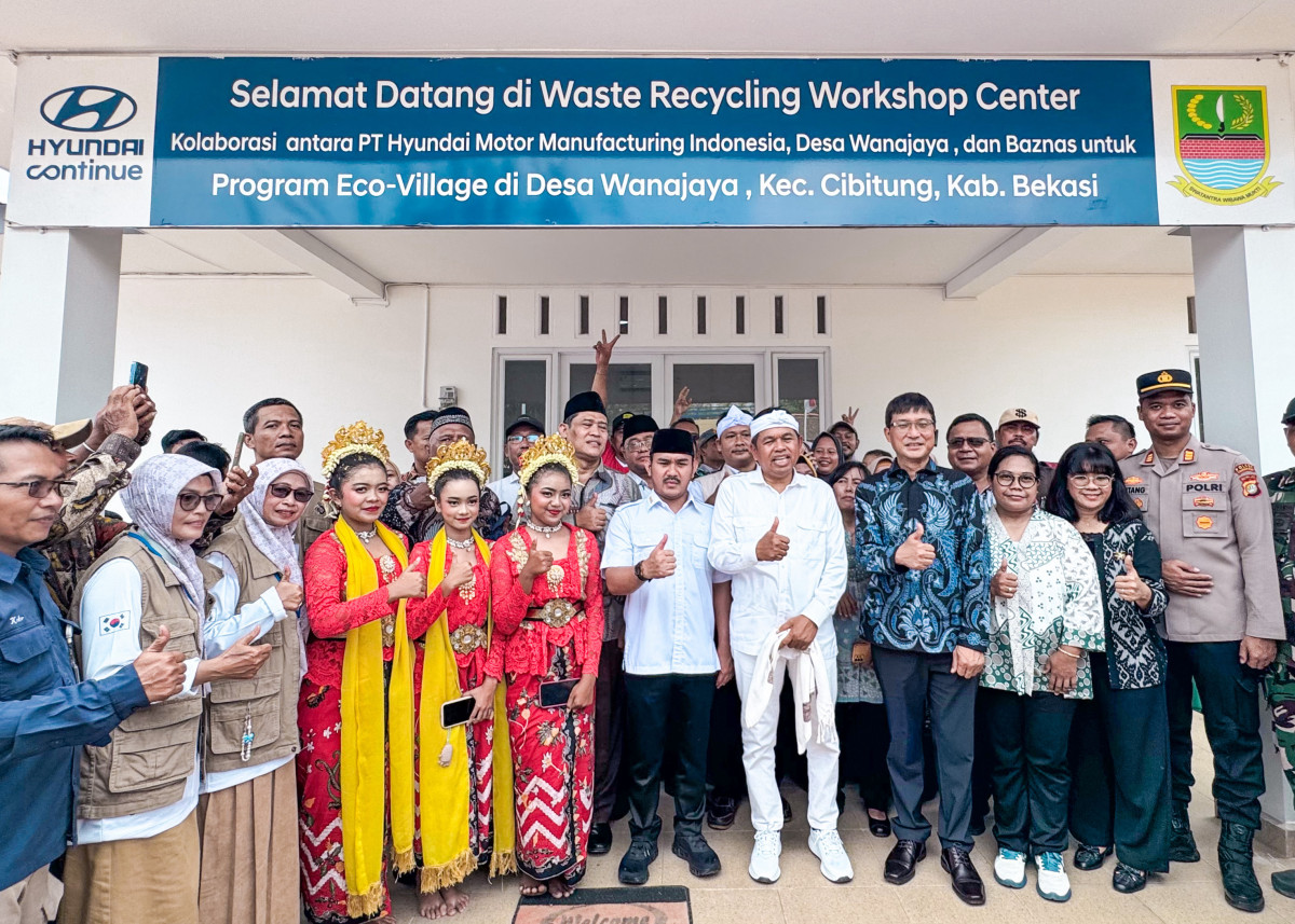 ▲첫째 줄 왼쪽 8번째부터 데디 물야디 (Dedi Mulyadi) 인도네시아 서자바주 주지사, 방현철 현대차 인도네시아 생산법인(HMMI) 법인장, 마틸다 앙투아네트 부이산(Mathilda Antoinette Buisan) 굿네이버스 인도네시아 대표 등 주요 관계자들이 기념 사진을 촬영하는 모습. (사진=현대차)