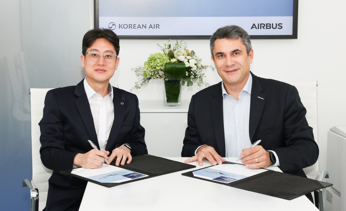 ▲대한항공은 16일(현지시간) 런던에서 열린 2025 MRO Europe에서 에어버스의 데이터 기반 첨단 예지정비 설루션 ‘스카이와이즈 플리트 퍼포먼스 플러스(Skywise Fleet Performance+, 이하 S.FP+)’ 도입을 위한 계약을 체결했다. 사진은 오종훈 대한항공 예지정비팀장(왼쪽)과 파브리스 비욤(Fabrice Villaume) 에어버스 디지털 서비스 성장·혁신 책임자가 계약 체결 후 기념촬영을 하고 있는 모습. (사진=대한항공)