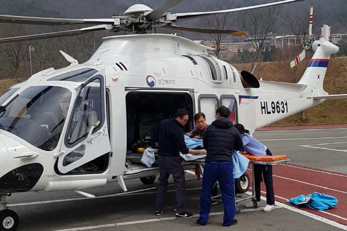 ▲섬지역 응급환자를 이송하는 전남 닥터헬기. (사진제공=전남도)