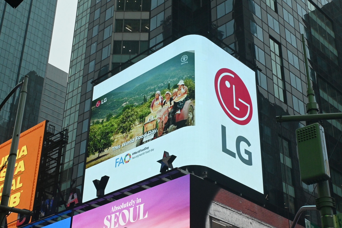 ▲미국 뉴욕 타임스스퀘어에서 국제연합식량농업기구(UNFAO)가 '더 나은 음식과 더 나은 미래를 위해 손을 맞잡고'를 주제로 제작한 영상이 상영되는 모습.  (자료제공=LG전자)