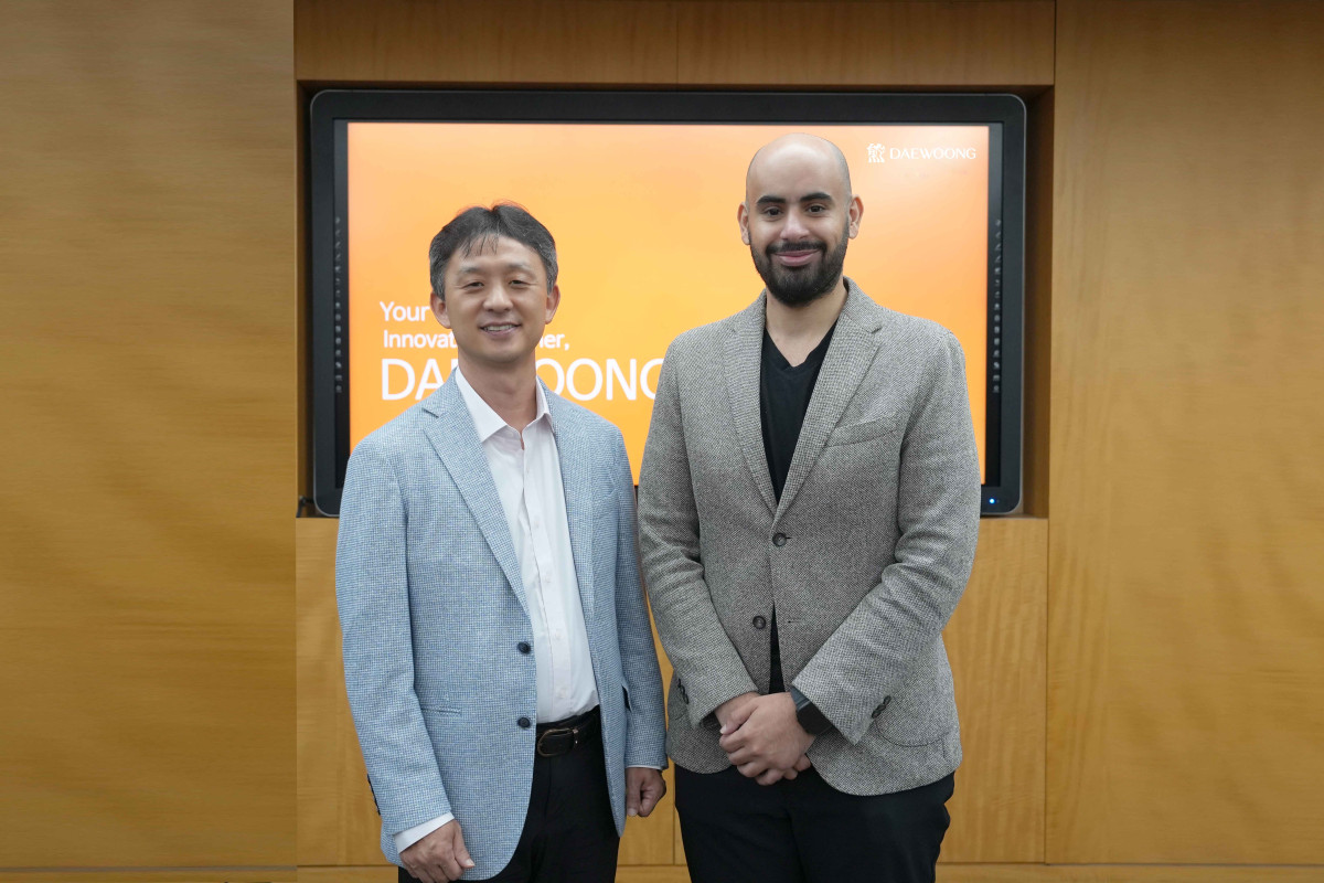 ▲(왼쪽부터) 박성수 대웅제약 대표와 칼리드 알부라이칸 사우디아라비아 보건부 차관이 글로벌 협력방안을 논의한 뒤 기념촬영을 하고 있다.
 (사진제공=대웅제약)