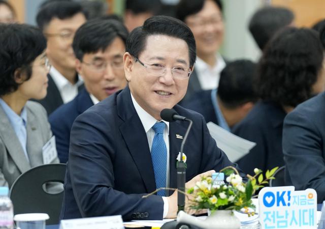 ▲김영록 전라남도지사가 보성군청에서 '보성군 정책비전 투어' 행사에 참석해 토론을 주재하고 미래 비전rhk 정책현안 등 지역 발전에 대한 의견과 제안에 대한 질문에 답변을 하고 있다. (사진제공=전남도)