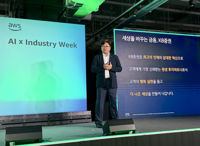 ▲16일 서울 삼성동 코엑스에서 진행된 ‘AWS Industry Week 2025’에서 박재만 KB증권 AI디지털본부장이 발표를 진행하고 있다. (제공=KB증권)