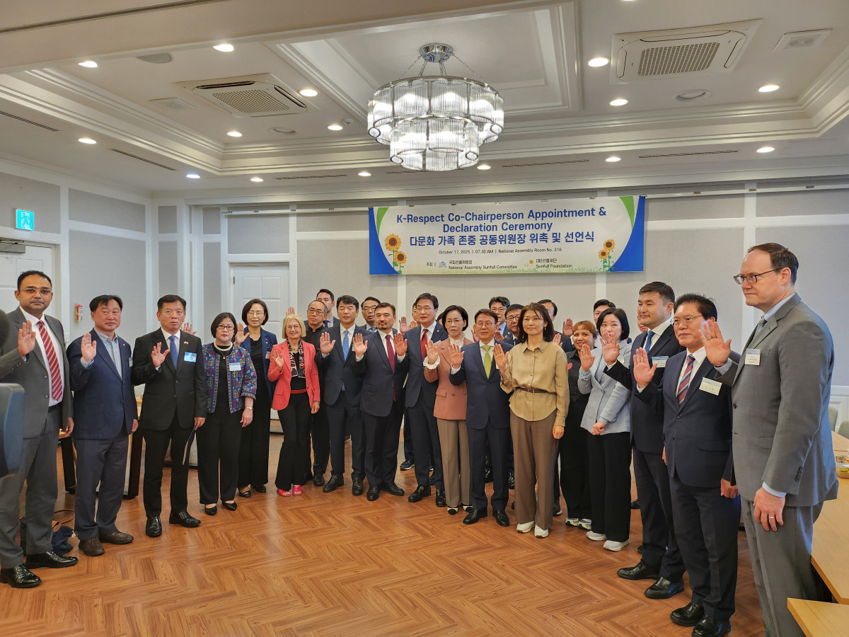 ▲국회 본관에서 열린 K-리스펙 캠페인 현장에서 이인선 국민의힘 의원, 문진석 더불어민주당 의원, 민병철 선플재단 이사장 등 관계자들이 선언식을 하고 있다. 유진의 기자 jinny0536@