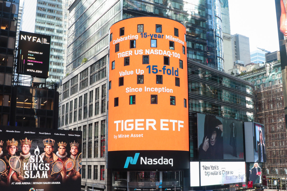 ▲‘TIGER 미국나스닥10 ETF’ 상장 15주년과 15배 주가 달성을 기념해 미국 나스닥 타워에 게재된 축하 메시지. 사진=미래에셋자산운용