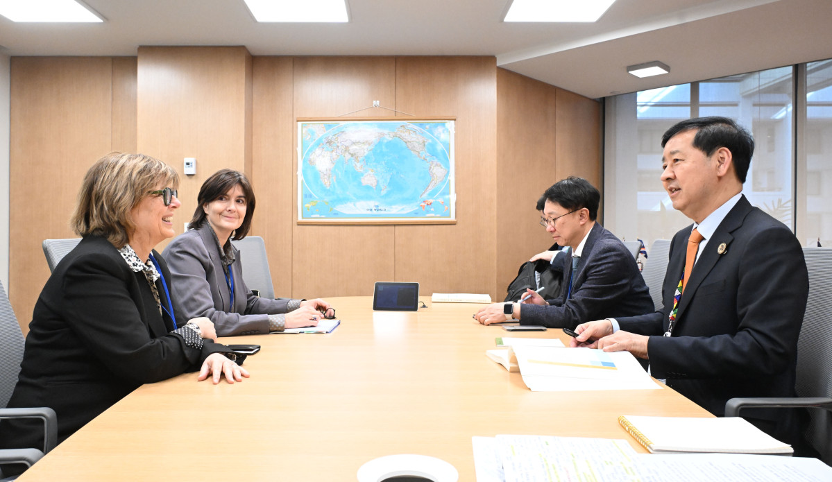 ▲주요20개국(G20) 재무장관회의와 국제통화기금 및 세계은행(IMF/WB) 연차총회 참석차 미국 워싱턴D.C.를 방문중인 구윤철 부총리 겸 기획재정부 장관이 10월 16일(현지시간) 국제통화기금(IMF)에서 발레리 위흐뱅 유로클리어 그룹대표(CEO)와 면담을 하고 있다. (기획재정부)