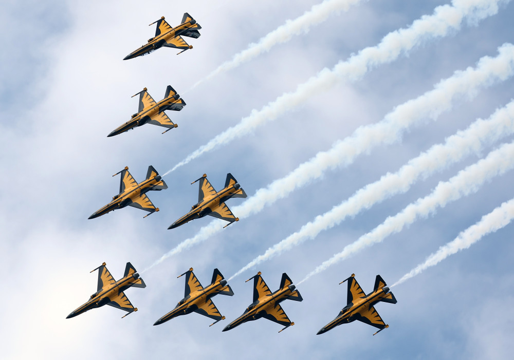 ▲17일 경기도 성남시 서울공항에서 열린 '서울 국제항공우주 및 방위산업 전시회(ADEX)'에서 공군 특수비행팀 블랙이글스가 비행하고 있다.  (연합뉴스)