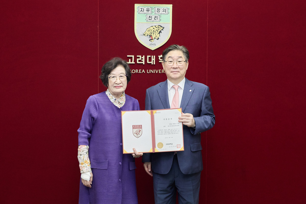 ▲고려대학교는 16일 본관 총장실에서 ‘박영순 명예교수 한국어문교육연구소 발전기금 기부식’을 열고 박 교수에게 감사패를 전달했다. (사진=고려대)