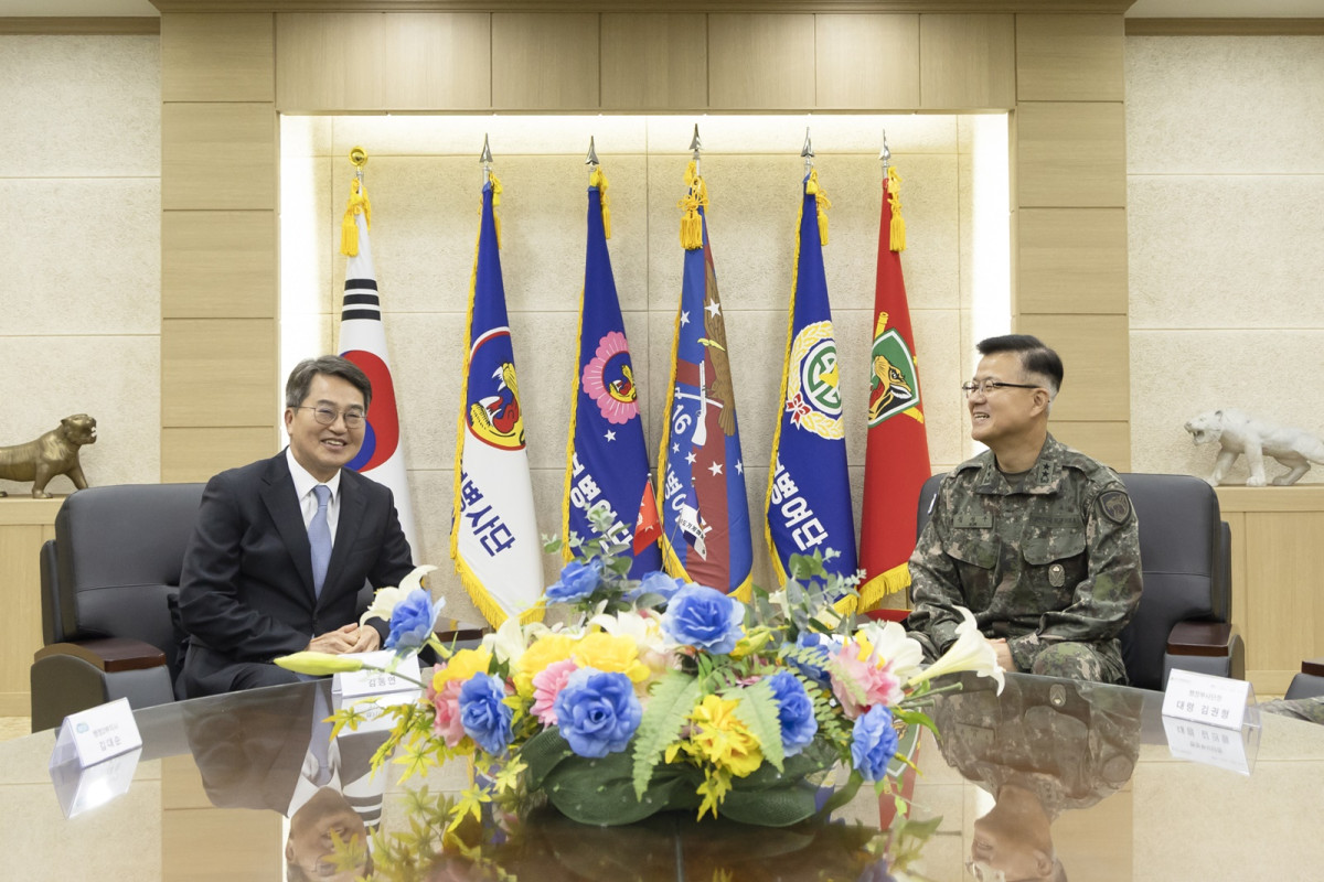 ▲김동연 경기도지사가 17일 맹호부대에서 군 관계자와 대화하고 있다. (경기도)