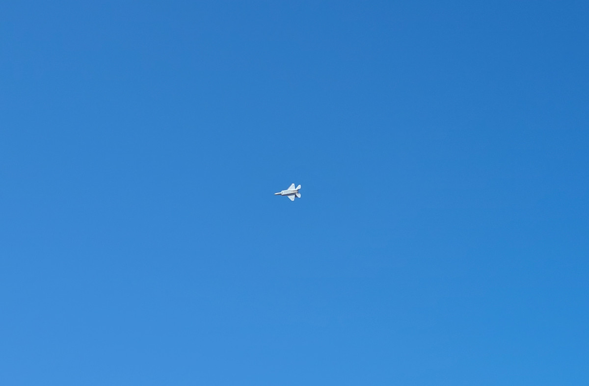 ▲국산 초음속 전투기 KF-21이 17일 경기도 성남시 서울공항에서 열린 '서울 국제항공우주 및 방위산업 전시회(ADEX 2025)'에서 비행하고 있다. 손민지 기자 handmin@