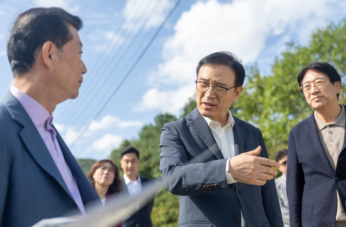 ▲경기도교육청 임태희 교육감과 하림그룹 김홍국 회장 등 관계자들이 야외에서 미래첨단농업학교 조성을 위한 비전 간담회를 진행하고 있다. (경기도교육청)