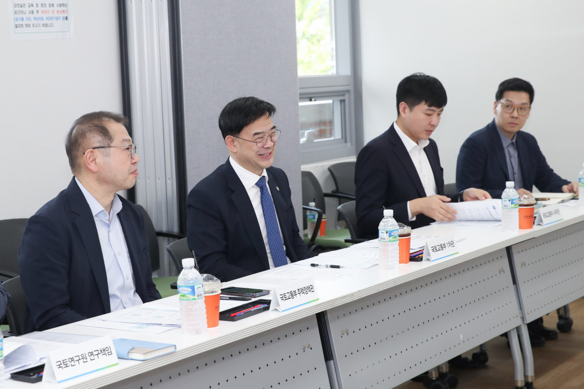 ▲지역주택조합 간담회에 참석한 이상경 국토부 차관(왼쪽 두번째). (사진제공=국토교통부)