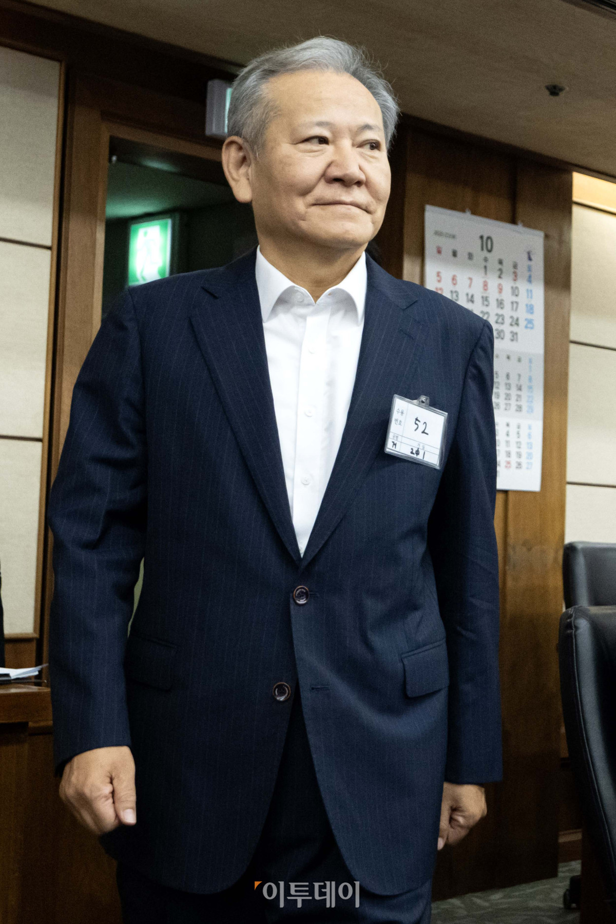 ▲ 이상민 전 행정안전부 장관이 17일 서울 서초동 서울중앙지법에서 열린 내란 중요임무 종사 등 혐의 첫 공판 기일에 출석하고 있다. 사진 공동 취재단. (신태현 기자 holjjak@)