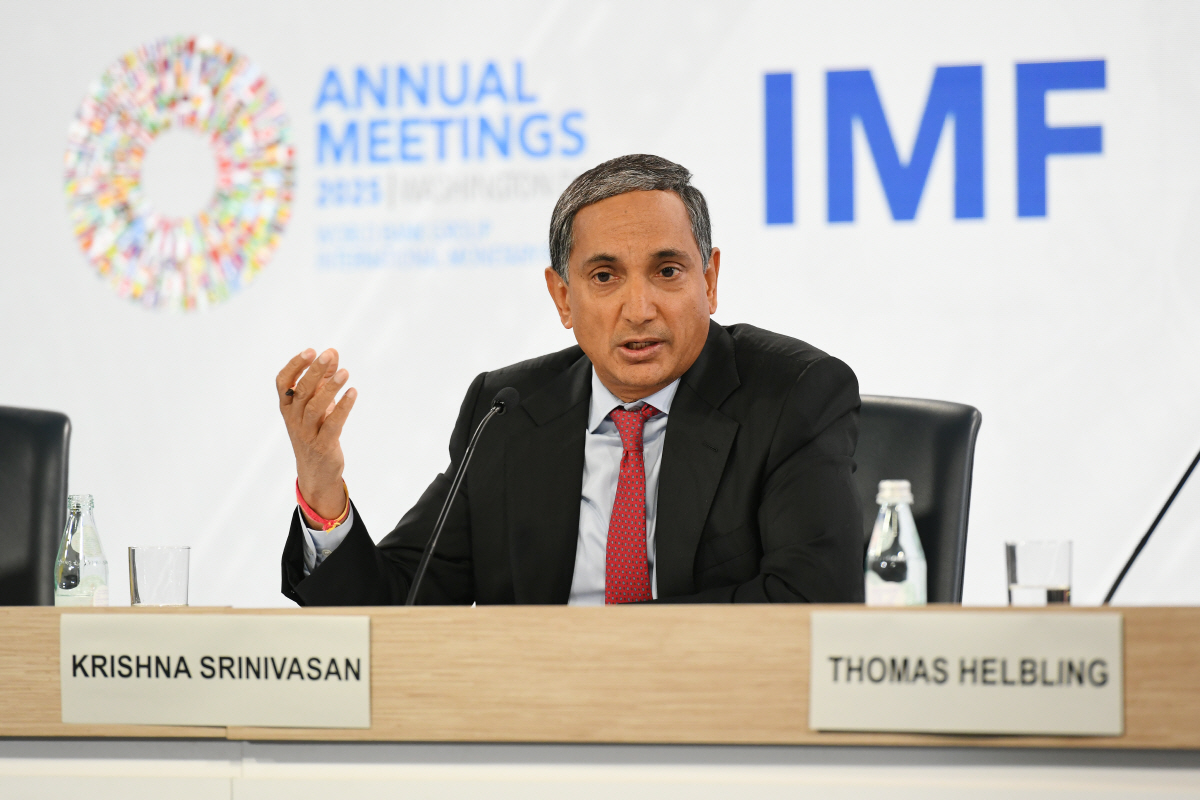 ▲크리슈나 스리니바산 국제통화기금(IMF) 아시아태평양 국장이 16일(현지시간) 기자회견을 하고 있다. 워싱턴D.C./신화연합뉴스