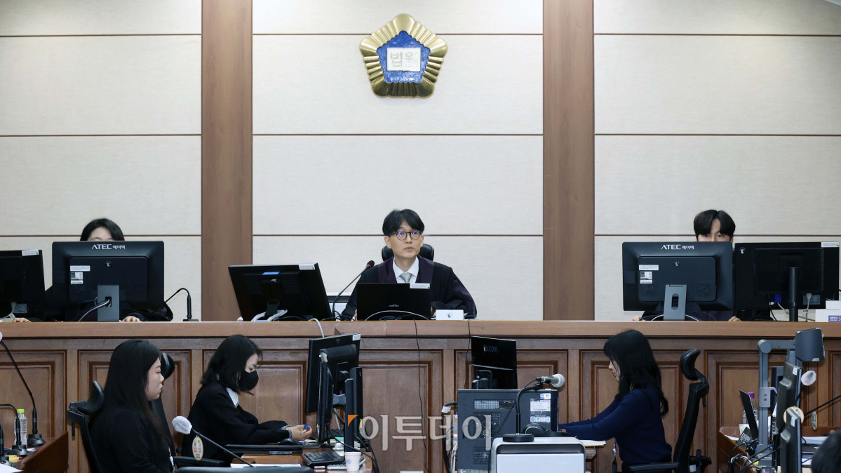 ▲ 류경진 부장판사가 17일 서울 서초동 서울중앙지법에서 열린 이상민 전 행정안전부 장관 언론사 단전·단수, 위증, 내란 중요임무 종사 등 사건 첫 재판을 심리하고 있다. 사진 공동 취재단. (신태현 기자 holjjak@)