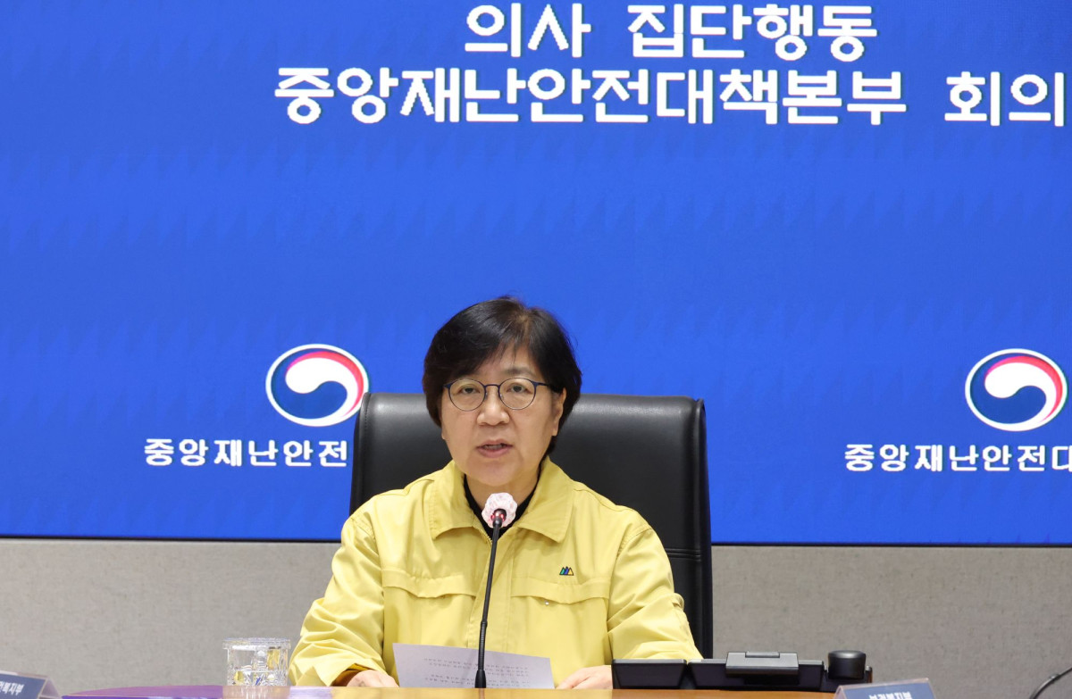 ▲ 정은경 중앙재난안전대책본부 제1차장(보건복지부 장관)이 17일 오전 서울 종로구 정부서울청사 중앙재난안전상황실 서울상황센터에서 열린 의사 집단행동 중앙재난안전대책본부(중대본) 회의에 참석해 발언하고있다. (뉴시스)