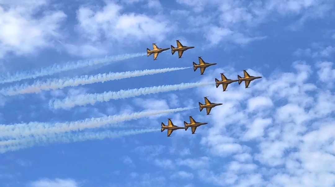 ▲공군 특수비행팀 블랙이글스가 17일 경기 성남시 서울공항에서 열린 '서울 ADEX 2025' 에어쇼에서 비행하고 있다. (손민지 기자 handmin@손)