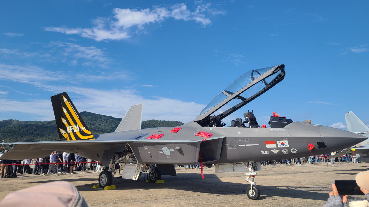 ▲KF-21이 17일 경기 성남시 서울공항에서 열린 '서울 ADEX 2025' 지상 전시 공간에 전시돼있다. (손민지 기자 handmin@)