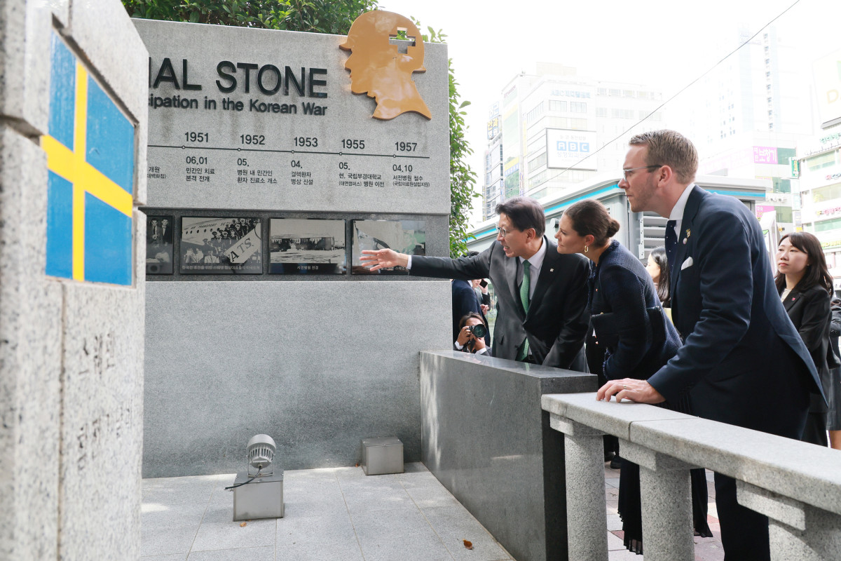 ▲ 스웨덴 빅토리아 왕세녀(가운데)와 박형준(왼쪽) 부산시장이 부산 진구 스웨덴 참전 기념비를 현장 방문하고 있다. (사진 제공 = 부산시)