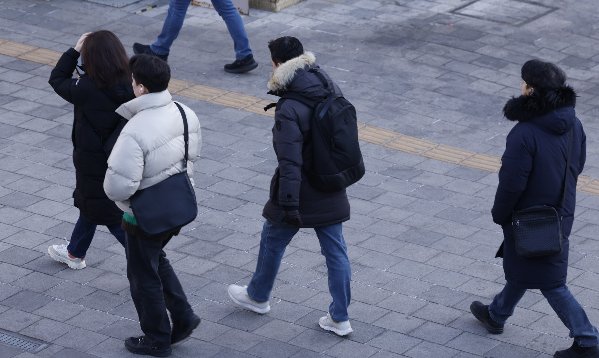 ▲서울 아침 최저기온이 영하 6도를 기록하는 등 강추위가 이어진 2월 24일 서울 중구 시청역 일대에서 두꺼운 외투와 방한용품으로 무장한 시민들이 출근길 발걸음을 재촉하고 있다. (조현호 기자 hyunho@)