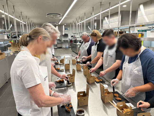 ▲교촌에프앤비 교육 R&D센터 ‘정구관’에서 진행된 ‘교촌1991스쿨’에 참석한 글로벌 고객들이 교촌치킨을 조리하고 있다.
(사진제공=교촌에프앤비)