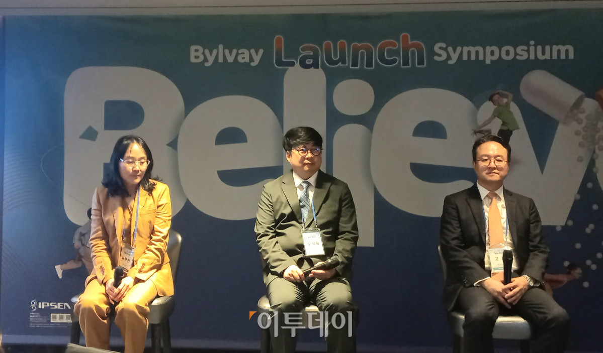 ▲(왼쪽부터)서지현 경상국립대병원 소아청소년과 교수, 오석희 서울아산병원 소아소화기영양과 교수, 고홍 세브란스병원 소아청소년과 교수가 17일 서울 송파구 소피텔 앰배서더 서울 호텔에서 개최된 입센코리아의 ‘빌베이’ 출시 기념 기자간담회에 참석해 진행성 가족성 간내 담즙정체증(PFIC) 증상과 치료 관련 질문에 답변하고 있다. (한성주 기자 hsj@)