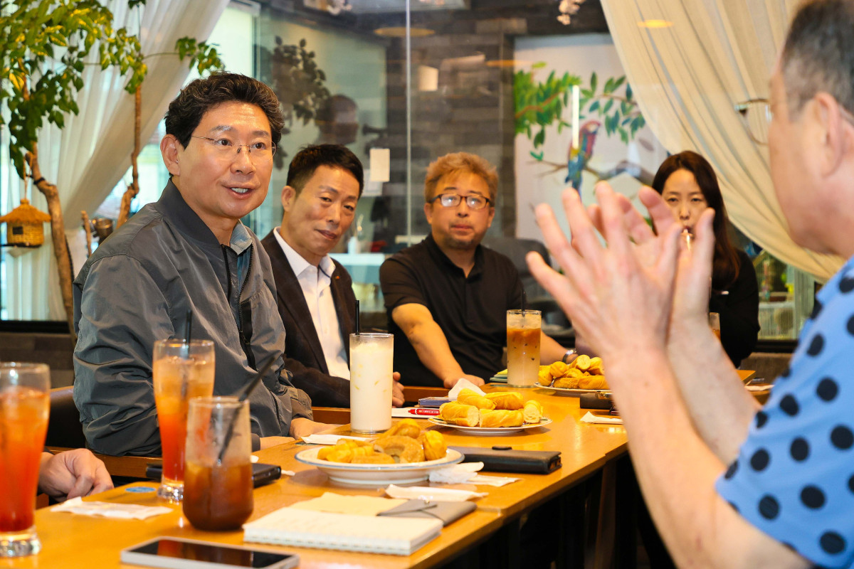 ▲이상일 용인특례시장은 16일 '찾아가는 차담회'를 열고 기흥 지역 상인들과 소통했다. (용인특례시)